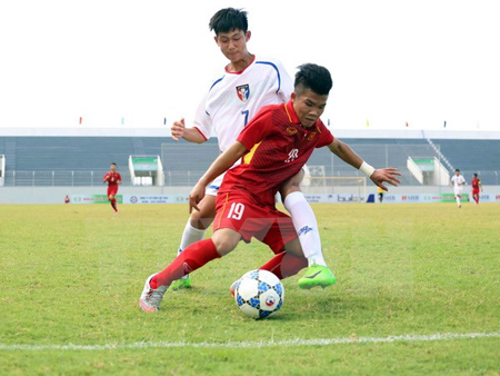 U15 Việt Nam (áo đỏ) giành vị trí á quân.
